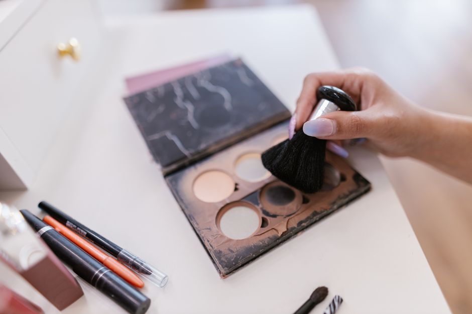 The 2026 Makeup Tool Renaissance: Mastering Modern Application for a Flawless Finish
