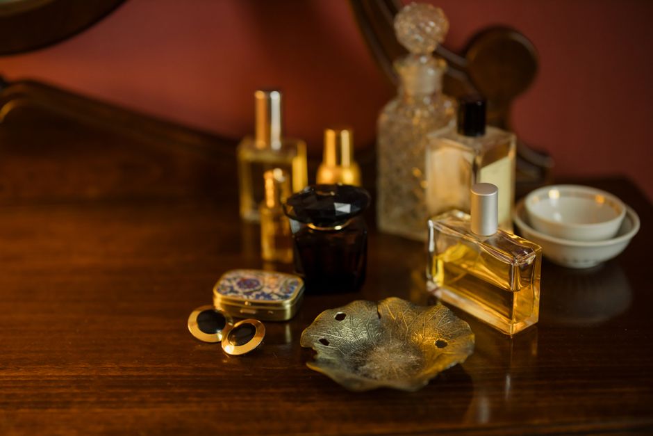 The Golden Hive: Why Honey Fragrance Is 2026’s Sweetest Obsession