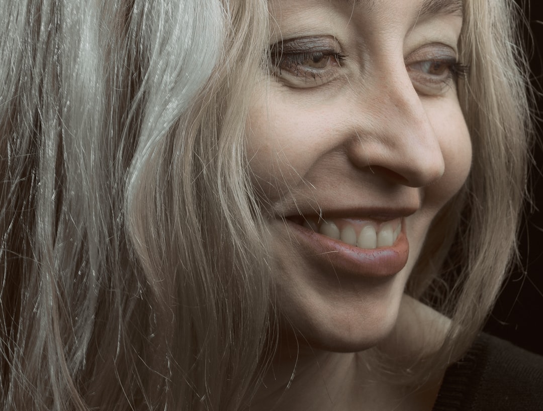 The Gray Revolution: Why Older Women Are Ditching Dye and Embracing Their Natural Silver