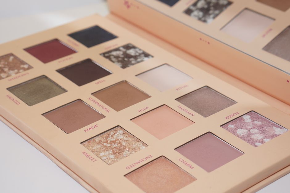 The 2026 Eye Makeup Revolution: Mastering the Art of the "Soft-Focus Gaze"