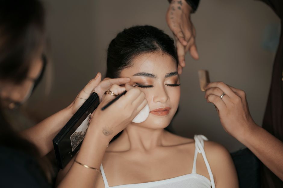 The 2026 Makeup Revolution: Mastering the Art of "Skinimalism" and Tech-Enhanced Beauty