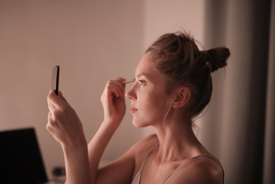 The Art of Effortless Beauty: Mastering the Travel-Ready Makeup Revolution
