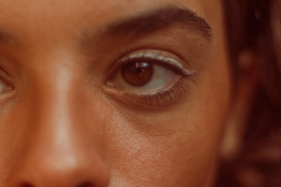 Summer Glow: The Ultimate Guide to Poolside Beauty and Sun-Kissed Makeup