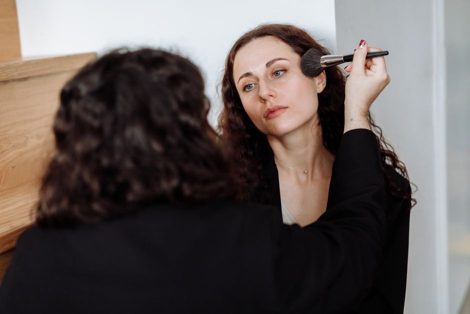 The Cinematic Beauty Effect: How Red Carpet Glam Is Reshaping Everyday Makeup in 2026
