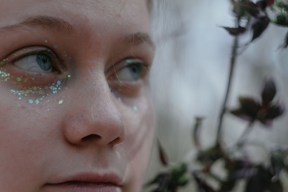 The 2026 Makeup Revolution: Mastering the "Soft Glitch" Aesthetic