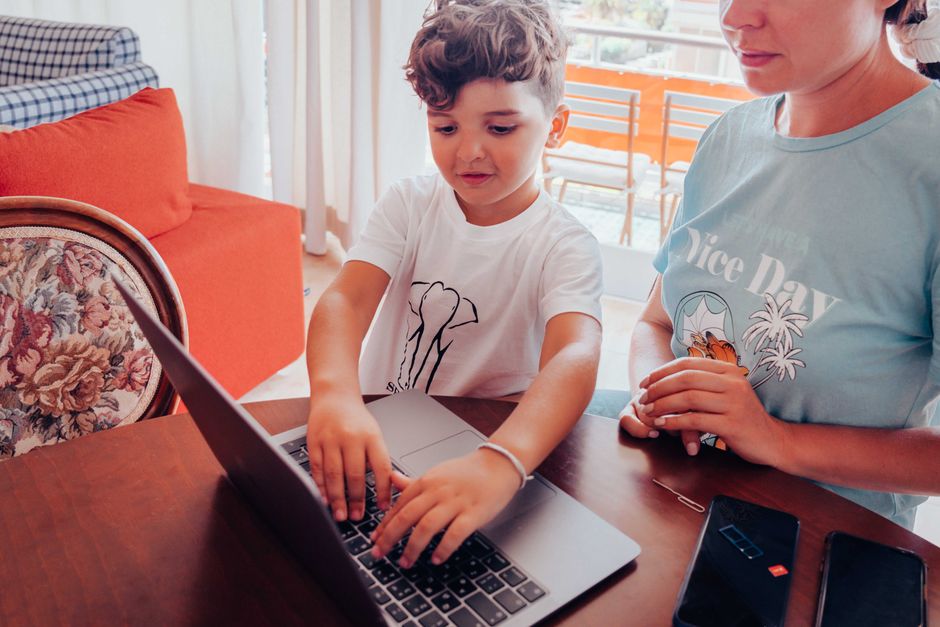The Digital Parenting Toolkit: Mastering Screen Time in an AI-Driven World