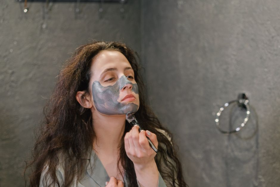 The Smart Skin Economy: How to Get a Medical-Grade Glow Without the Doctor’s Bill